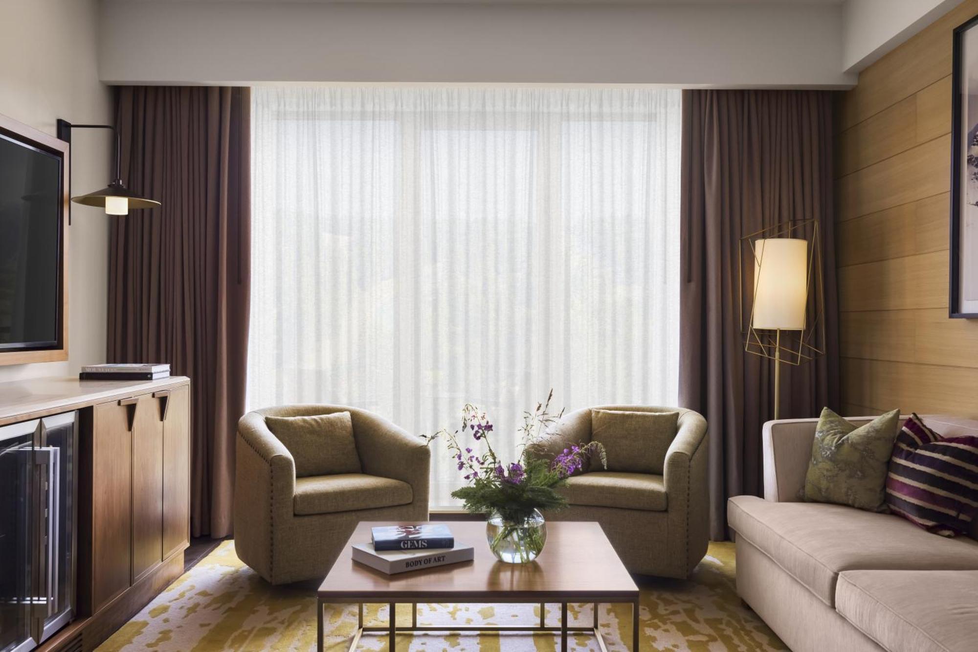 Viceroy Kopaonik Serbia المظهر الخارجي الصورة A living room in a suite at the Mandarin Oriental, Hong Kong