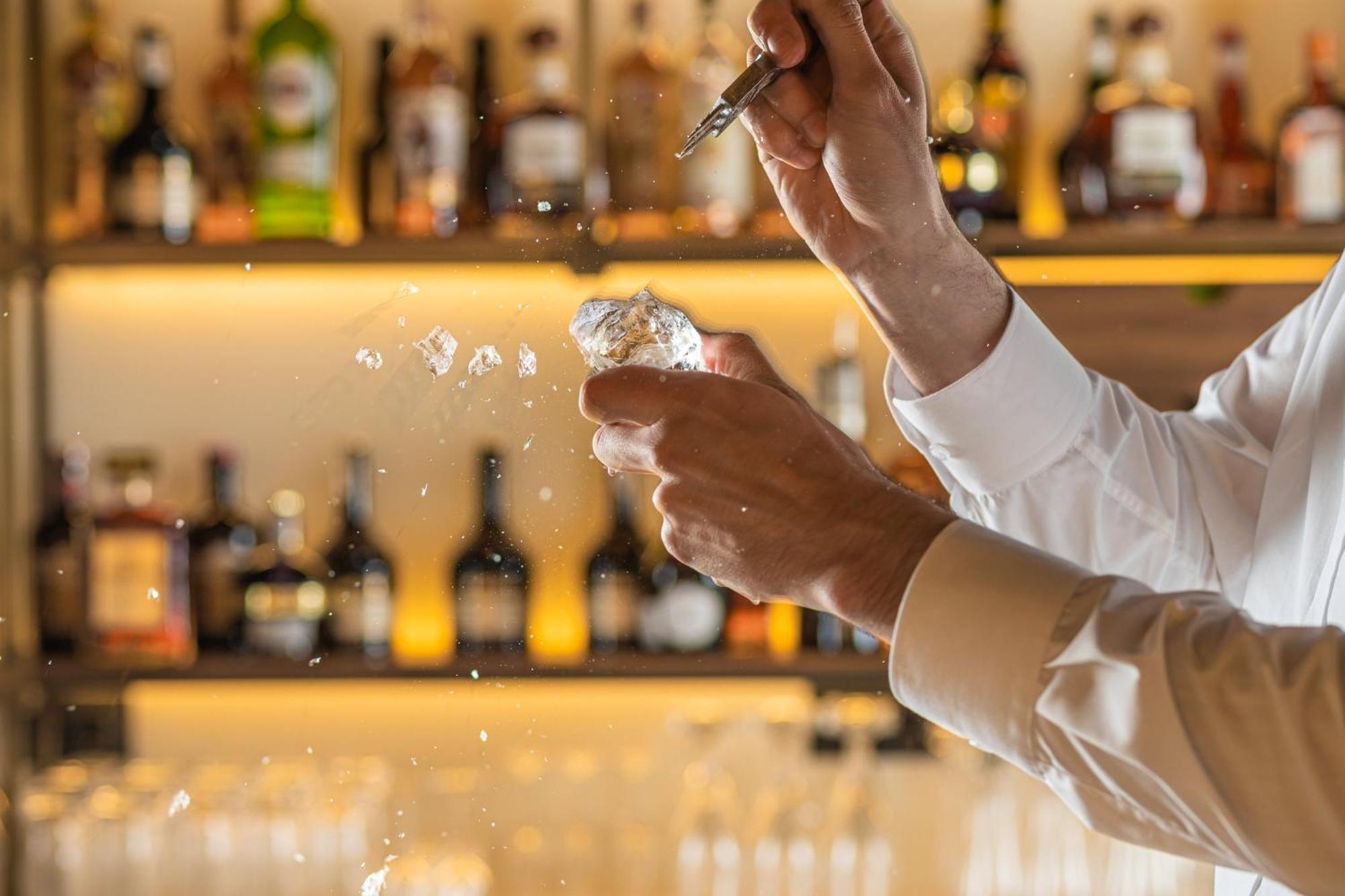 Viceroy Kopaonik Serbia المظهر الخارجي الصورة A bartender preparing a drink