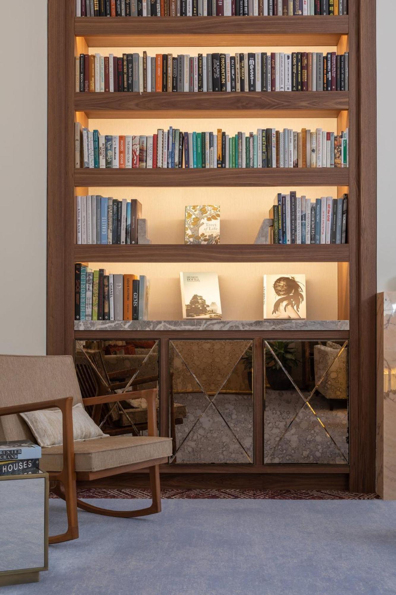 Viceroy Kopaonik Serbia المظهر الخارجي الصورة A bookcase with a built-in light