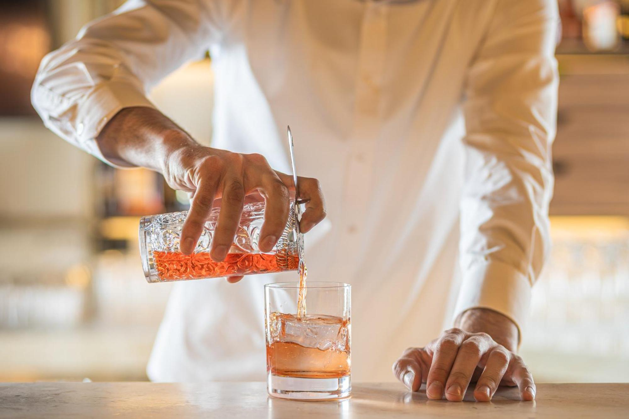 Viceroy Kopaonik Serbia المظهر الخارجي الصورة A bartender stirring a cocktail